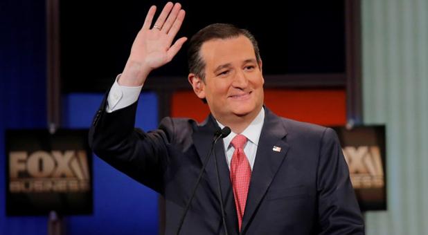 Ted Cruz waves to the crowd at the Fox Business Network Republican presidential candidates debate in North Charleston, South Carolina, January 14, 2016. REUTERS/Chris Keane