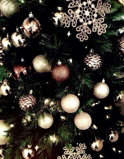 Christmas decorations, photo courtesy of Favim