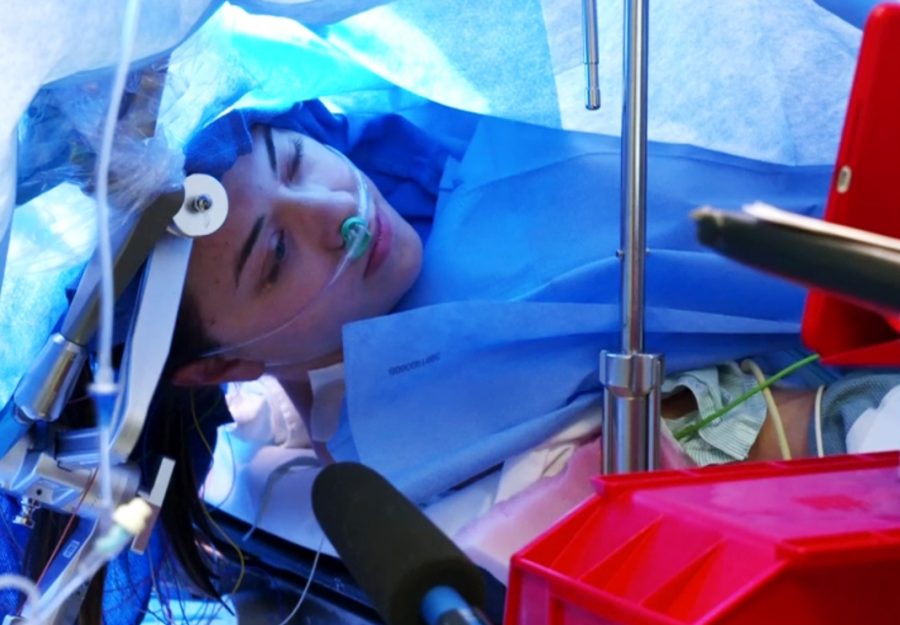 We can see here Jenna Schardt in the middle of the surgery lying down and appearing calm. 