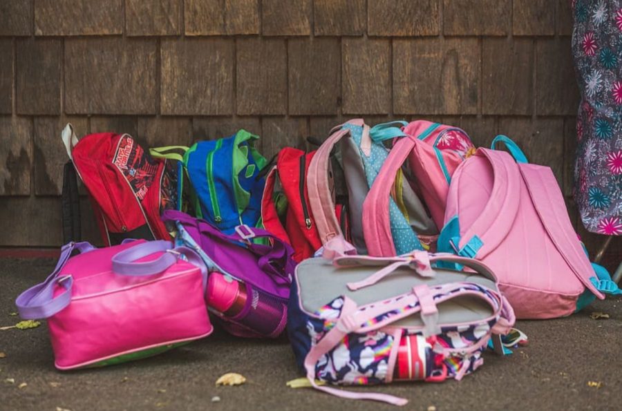 Monitoring the weight of childrens backpacks are especially important, but a 2002 Texas study found that about 96 percent of parents do not check the weight of their childrens backpacks. 