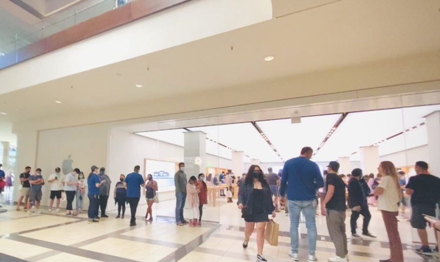 The second day (September 25, 2021) of the release of the iPhone 13 has the entrance line extending all the way around the corner of the Apple store!