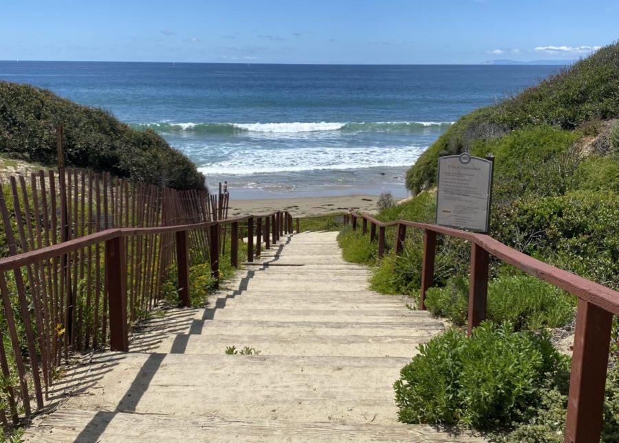 The Crystal Cove State Park is a calming location to go with friends: there is a trail leading down to the beach and nearby restaurants.