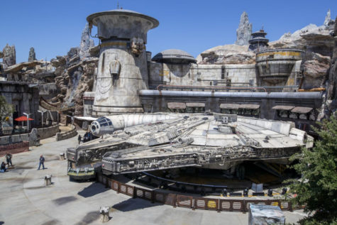 A picture of the famous Star Wars Land: the definition of a fantasy brought to life. 