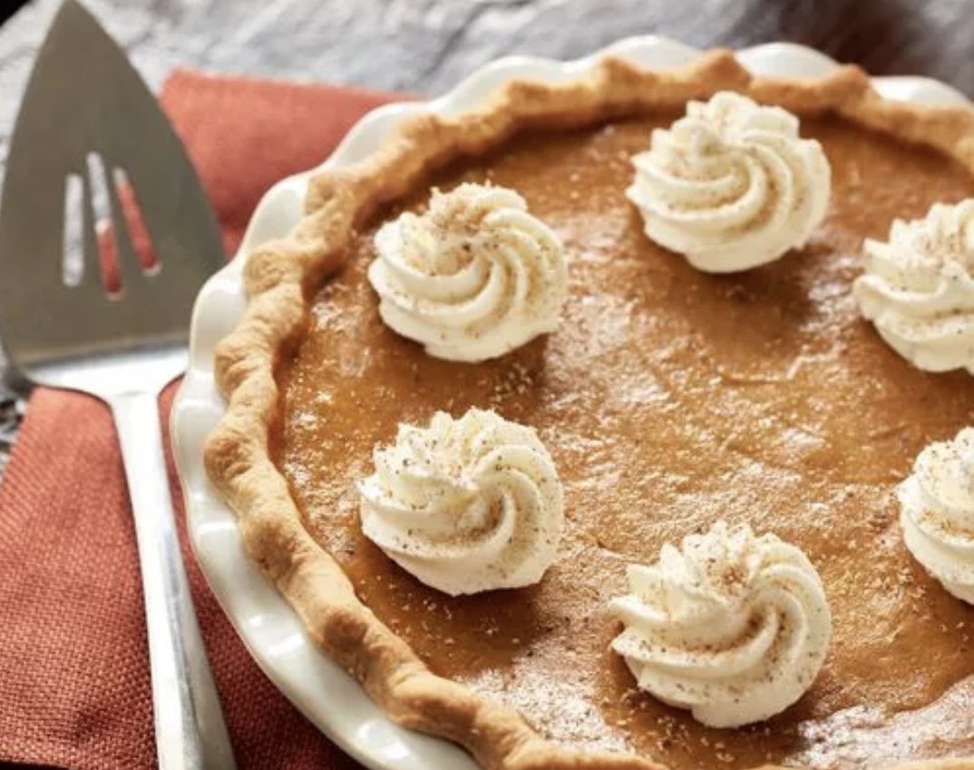 One of the desserts you can make: a creamy and sweet pumpkin pie.