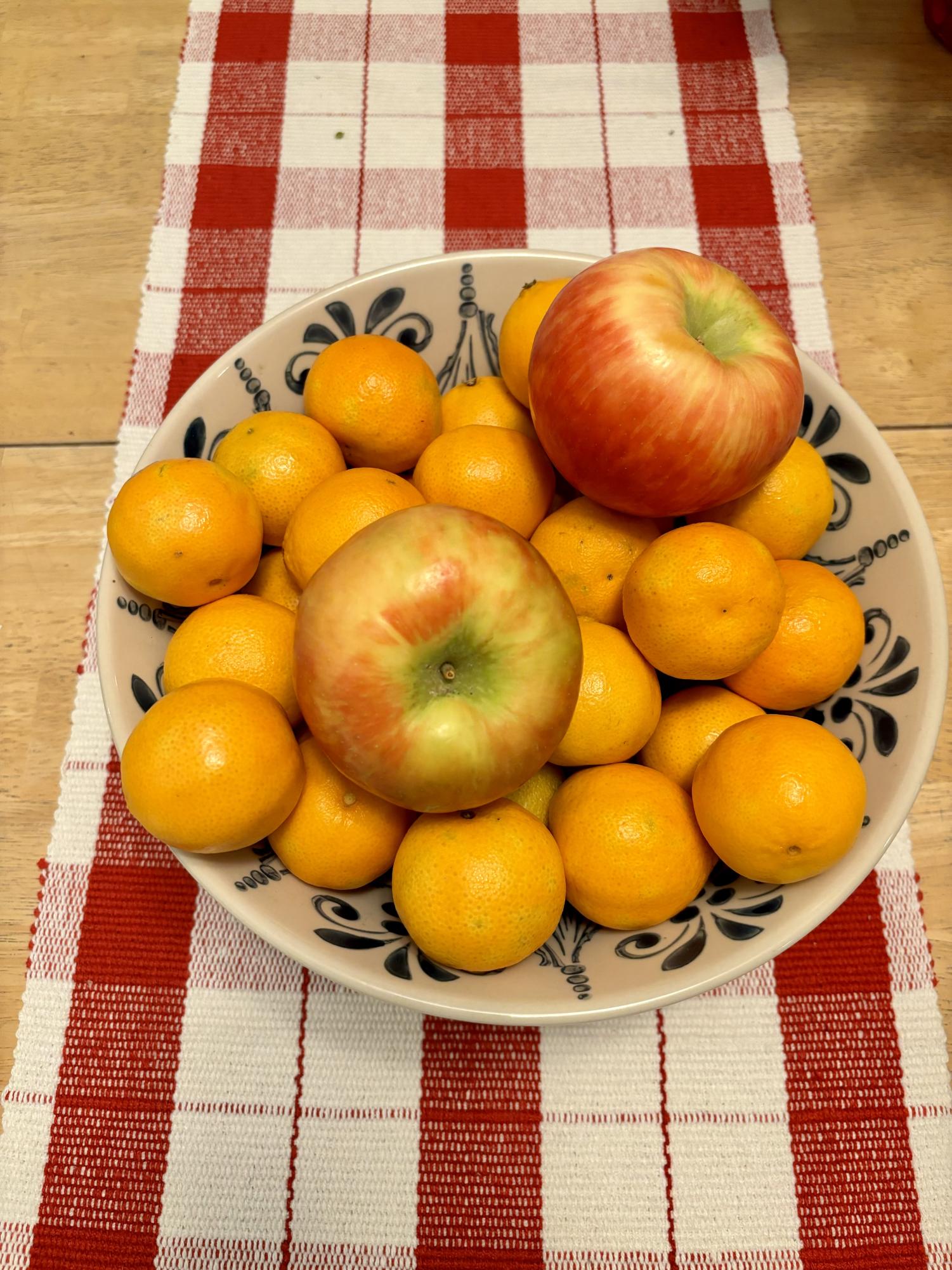 A collection of oranges and apples sit in a fruit bowl, demonstrating the often used cliche “you can’t compare oranges to apples.” 