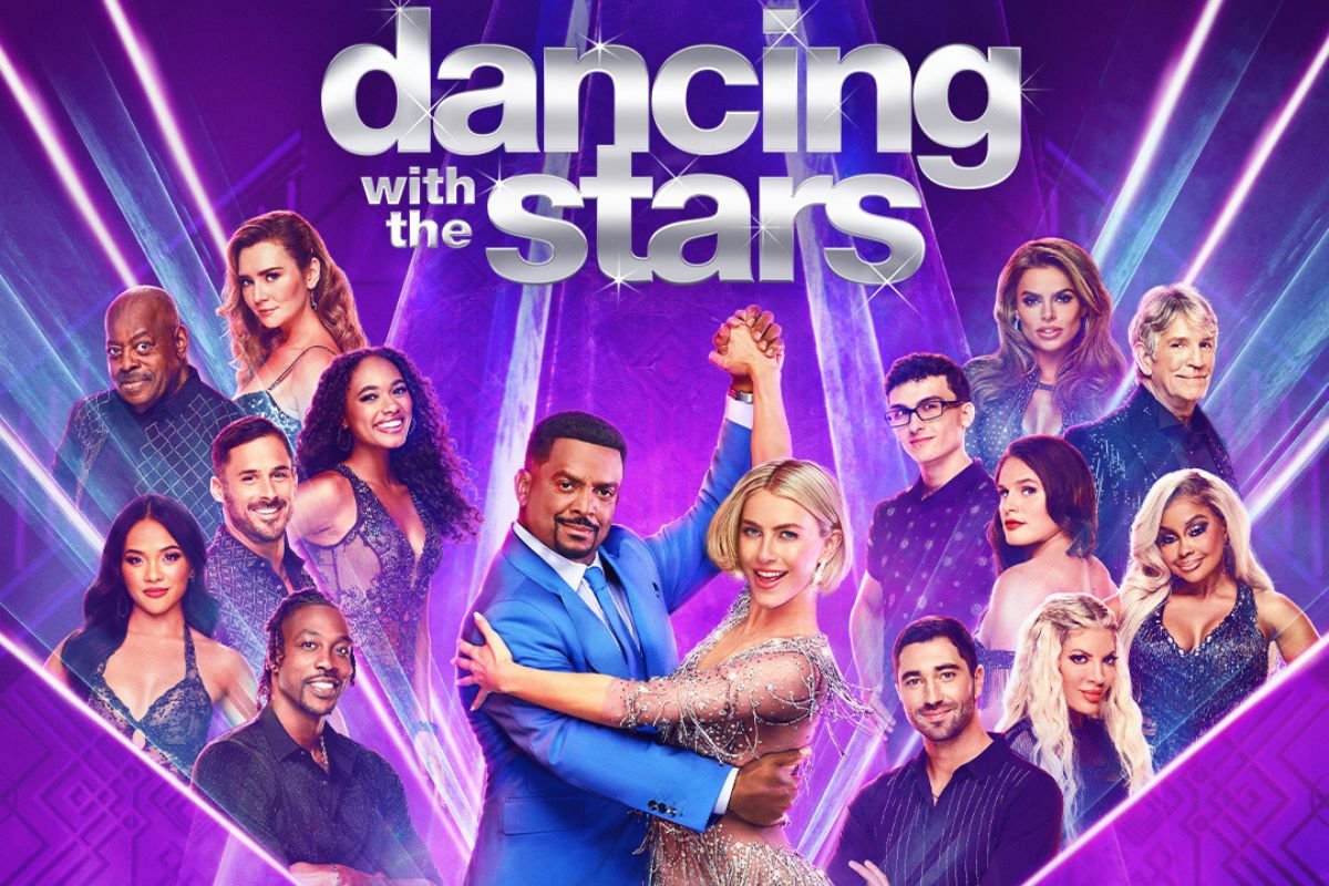 Dancing With the Stars Season 33 Cast surrounding hosts Julianne Hough and Alfonso Ribeiro