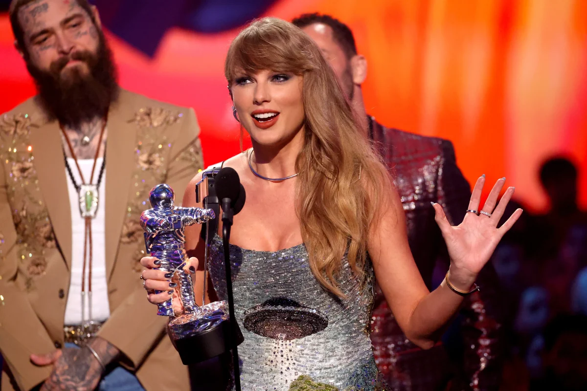 Taylor Swift stands proudly in front of crowd at the VMAS, knowing she has just made history.