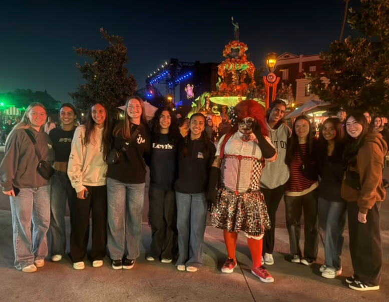 Yorba Linda Girls' basketball team went to Knott's Scary Farm, taking a picture with a clown at the CARNEVIL scare zone on the Boardwalk. 