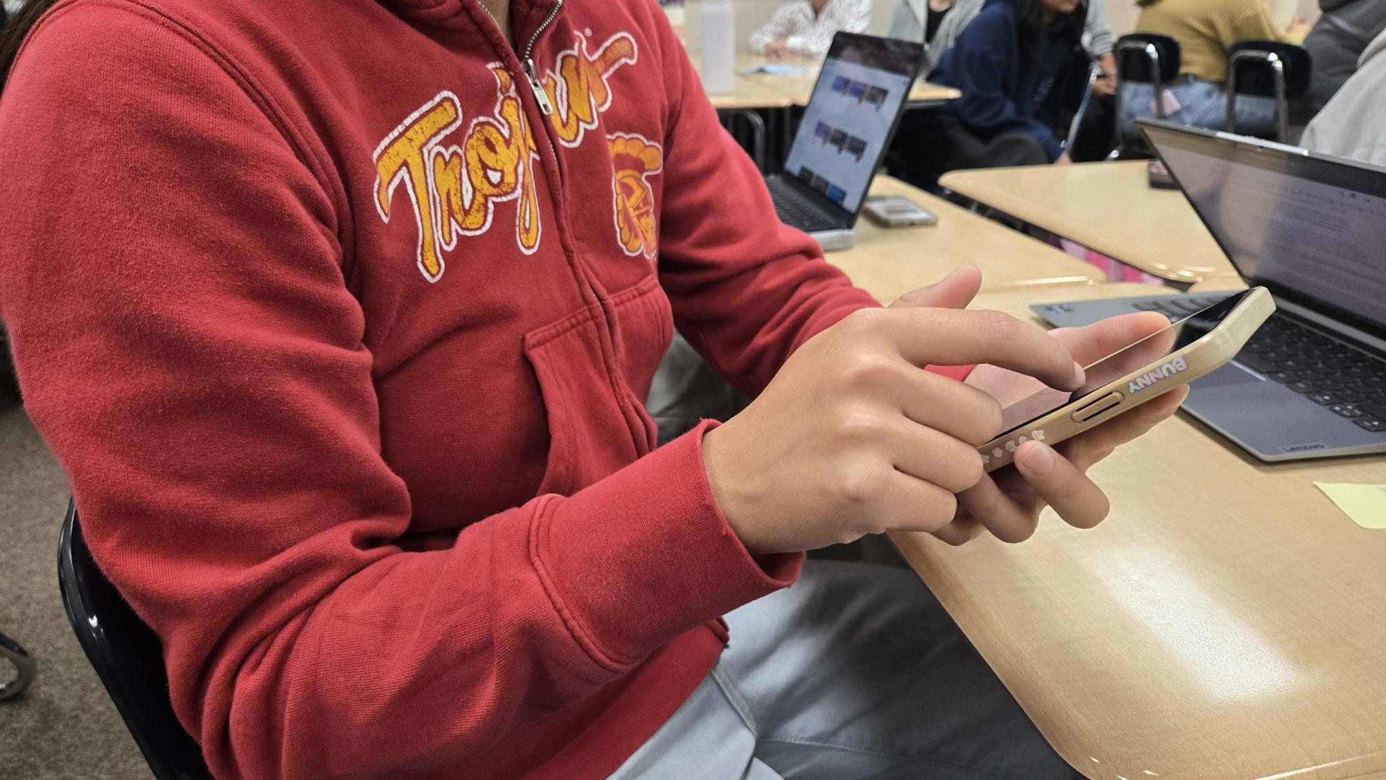 Studies have shown that those who scroll with their index finger possess creativity.
