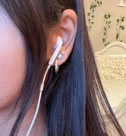 Many people are shifting from their AirPods to wired headphones.
